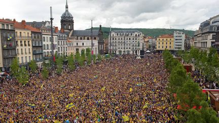 Une des intox diffusées le 17 novembre à l'occasion de la première journée nationale de mobilisation des "gilets jaunes". Cette photo de la place&nbsp;de Jaude à Clermont-Ferrand (Puy-de-Dôme) a en réalité été prise&nbsp;lors de la finale de la Coupe d'Europe de rugby, le 13 mai 2017. (THIERRY ZOCCOLAN / AFP)