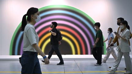 Des visiteurs de la foire d'art contemporain Frieze Séoul 2022 passent devant une oeuvre d'Ugo Rondinone le 2 septembre 2022. (JUNG YEON-JE / AFP)