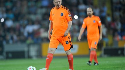 Le Premier ministre turc Recep Tayyip Erdogan (à gauche) et son fils Bilal Erdogan jouent au football lors d'un match d'exhibition au stade Basaksehir le 26 juillet 2014 à Istanbul.
 (OZAN KOSE / AFP)