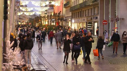 Dans une rue d'Amiens, le 13 décembre. Photo d'illustration. (FRED HASLIN / MAXPPP)