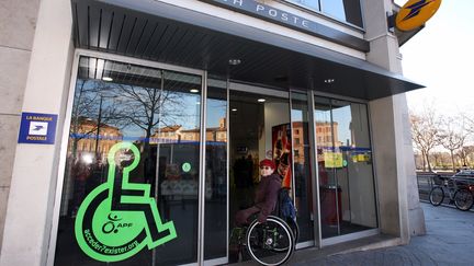 Un bureau de poste accessible aux personnes à mobilité réduite, à Albi (Tarn). (JEAN MARIE LAMBOLEY / MAXPPP)