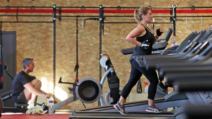 Une femme s'entraîne dans une salle de sport à Mulhouse (Haut-Rhin), le 4 juin 2020. (MAXPPP)