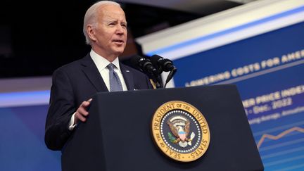 Joe Biden, président des Etats-Unis, prononce un discours sur l'économie et l'inflation le 12 janvier 2023 à Washington. (KEVIN DIETSCH / GETTY IMAGES NORTH AMERICA / VIA AFP)