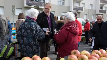 Thierry Falconnet en train de tracter sur un marché en mars 2017.&nbsp; (JC TARDIVON / MAXPPP)