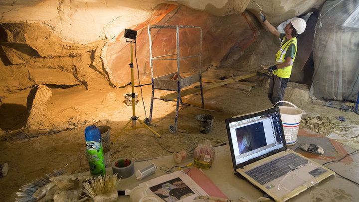 Pour respecter les volumes originaux et l'apparence des parois, les artisans utilisent une reproduction 3D de la grotte, issue d'un scan r&eacute;alis&eacute; &agrave; partir de 6 000 photos num&eacute;riques. (ROBERT PRATTA / REUTERS)