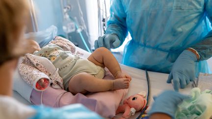 Un bébé atteint de bronchiolite, le 7 juin 2023, aux urgences pédiatriques de l'hôpital de Bry-Sur-Marne (Val-de-Marne). (ALINE MORCILLO / HANS LUCAS / AFP)