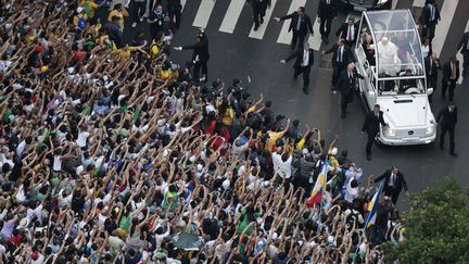 Le pape Fran&ccedil;ois salut la foule de fid&egrave;les venue l'accueillir dans le centre de Rio de Janeiro (Br&eacute;sil), le 22 juillet 2013. (RICARDO MORAES / REUTERS)