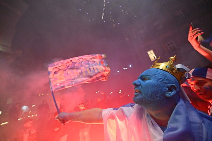 La joie des supporters napolitains, dont le club a été sacré, jeudi 4 mai, champion d'Italie 33 ans après son dernier titre. (ALBERTO PIZZOLI / AFP)