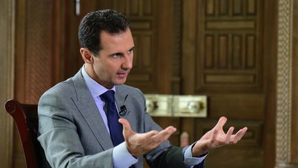 Le président syrien Bachar Al-Assad, ici en octobre 2016, a réagi pour la première fois devant trois trois medias français dont franceinfo depuis la reprise totale d'Alep par le régime fin décembre (SANA SANA / REUTERS / X01280)