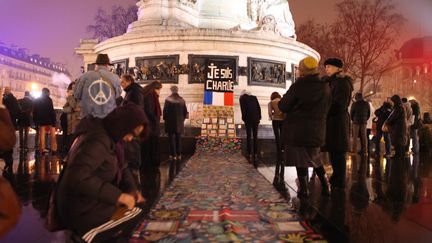 Des hommages rendus place de la République, à Paris, deux ans après les attentats, le 7 janvier 2017. (KAMILA STEPIEN / CITIZENSIDE / AFP)