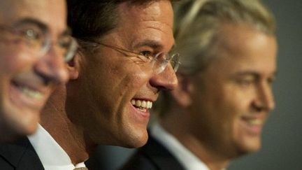 Le ministre de l'Economie et leader chrétien-démocrate Maxime Verhagen, le Premier ministre libéral Mark Rutte et le leader du Parti pour la Liberté Geert Wilders à l'époque de l'entente cordiale, le 30 septembre 2010 à La Haye. (VALERIE KUYPERS / ANP / AFP)