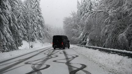 Un fourgon roule sur une route enneigée, le 28 décembre 2020, en Corrèze. (MAXPPP)