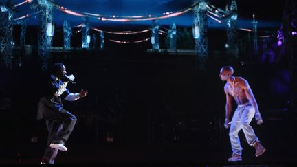 Les rappeurs Snoop Dog (&agrave; g.) et le d&eacute;funt&nbsp;Tupac Shakur ont partag&eacute; la sc&egrave;ne du festival Coachella, dimanche 15 avril, en Californie.&nbsp; (CHRISTOPHER POLK / GETTY IMAGES NORTH AMERICA)