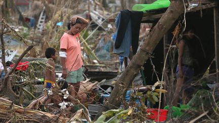 Des survivants du typhon errent &agrave; Tacloban (Philippines), le 11 novembre 2013. (ATSUSHI TAKETAZU / YOMIURI / AFP)