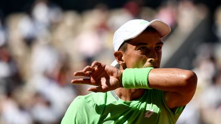 Antoine Hoang durant son troisième tour à Roland-Garros face à Gaël Monfils, le 1er juin 2019. (PHILIPPE LOPEZ / AFP)