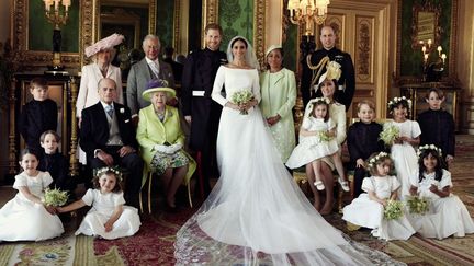 Le prince Harry et l'actrice Meghan Markle, notamment entourés de la reine Elizabeth II, du prince Philip, du prince Charles et Camilla Parker-Bowles,&nbsp;de du prince William et de son épouse Kate. (KENSINGTON PALACE / ALEXI LUBOMIRSKI)