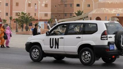 Un véhicule de la Minurso à Laâyoune, la principale ville du Sahara occidental. Administrée par le Maroc, elle est considérée par le Front Polisario comme sa capitale sous occupation. (FADEL SENNA / AFP)