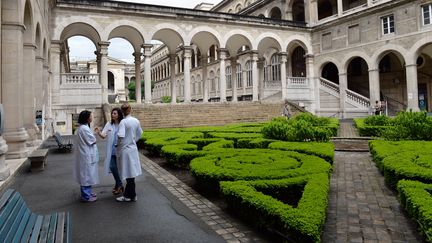 Dans la cour de l'Hôtel-Dieu, à Paris, en mai 2013. (MIGUEL MEDINA / AFP)