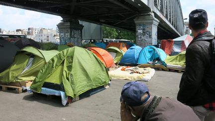 Le campement de migrants de la Chapelle, dans le 18e arrondissement de Paris, le 25 mai 2015. (MAXPPP)