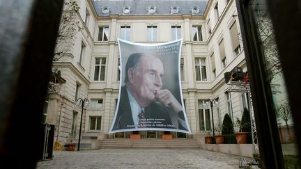 Un portrait de l'ancien président de la République François Mitterrand est accroché à la façade du siège du Parti socialiste, le 7 janvier 2006. (JEAN-PIERRE MULLER / AFP)