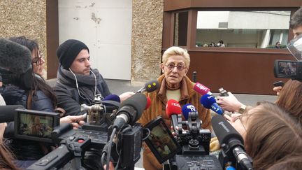 Isabelle Balkany devant la prison de la Santé à Paris mercredi 12 février pour attendre la sortie de Patrick Balkany (NICOLAS MATHIAS / FRANCE-INFO)