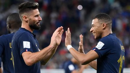 Olivier Giroud et Kylian Mbappé pendant France-Pologne, le 4 décembre 2022 à Doha. (FRANCK FIFE / AFP)