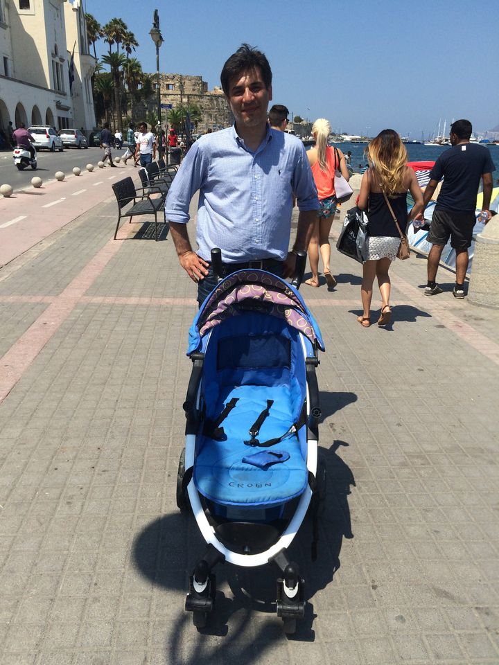 Nasser, touriste allemand en vacances &agrave; Kos (Gr&egrave;ce), le 20 ao&ucirc;t 2015, et la poussette qui lui sert &agrave; charrier les bouteilles d'eau qu'il offre aux migrants. (BENOIT ZAGDOUN / FRANCETV INFO)