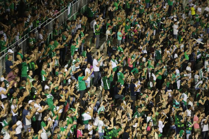 Des milliers de supporters se sont rassemblés dans le stade de Chapeco pour rendre hommage aux victimes du crash d'avion. (NILTON FUKUDA / AE)