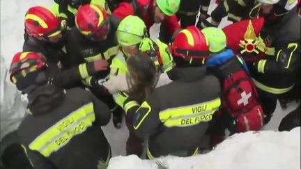 Avalanche en Italie : des survivants sont extraits des décombres