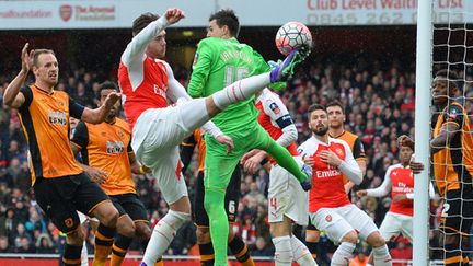 Calum Chambers tente une reprise acrobatique pour trouver la faille dans la défense de Hull City