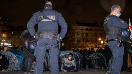 Evacuation du camp de migrants à République : le croche-patte du commissaire est "totalement injustifié", assure Gérald Darmanin