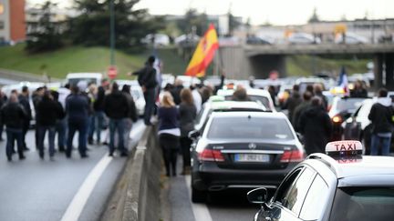 Des chauffeurs de taxi manifestent contre la concurrence des chauffeurs de VTC en&nbsp;bloquant le périphérique toulousain, le 4 avril 2016. (REMY GABALDA / AFP)