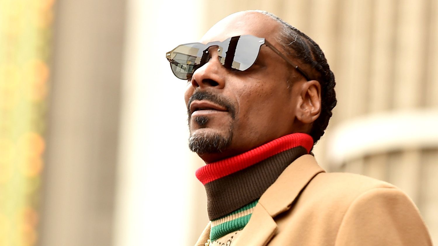 Le rappeur Snoop Dogg se rend hommage pour f ter son toile