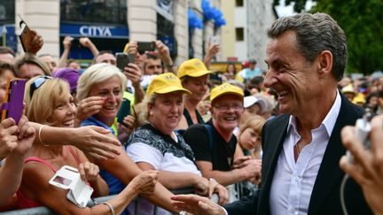 L'ancien président de la République, Nicolas Sarkozy, prend un bain de foule pendant le Tour de france, à Chambéry, le 9 juillet 2017. (PHILIPPE LOPEZ / AFP)