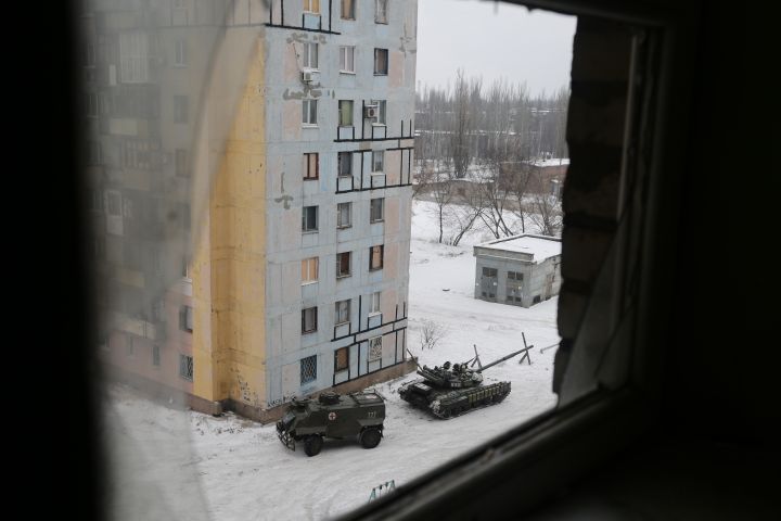 Un tank des forces ukrainiennes&nbsp;Avdiivka, dans l'est de l'Ukraine, le 2 février 2017. (ALEXEY FILIPPOV / AFP)