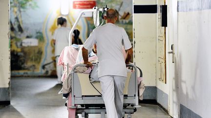 Un soignant dans un hôpital (illustration). (PHILIPPE HUGUEN / AFP)