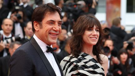 L'acteur Javier Bardem et l'actrice Charlotte Gainsbourg arrivent au 72e Festival de Cannes le 14 mai 2019. (VALERY HACHE / AFP)