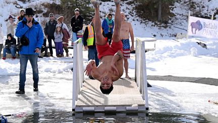 Prendre un bain d'eau glacée au 1er de l'an, c'est une tradition dans de nombreux pays, mais c'est aussi une pratique que les sportifs de haut niveau utilisent dans un cadre bien précis, pour améliorer la récupération musculaire. (Illustration) (HELEN H. RICHARDSON/MEDIANEWS GR / DENVER POST / GETTY IMAGES)