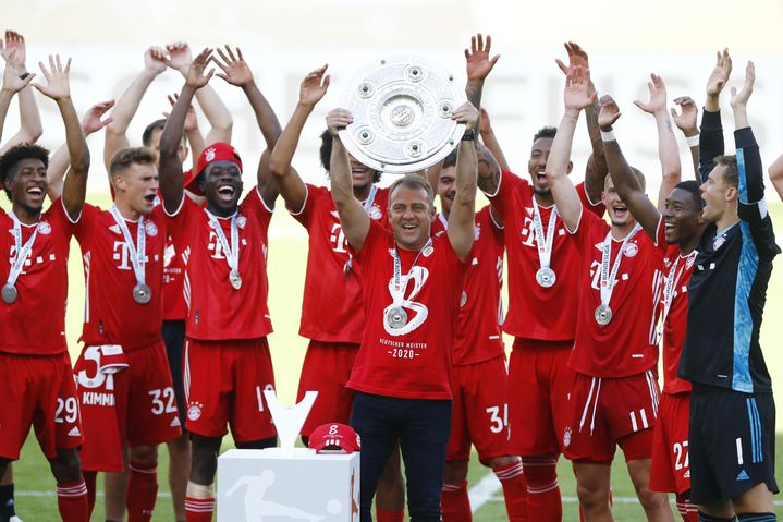 Hansi Flick avec le trophée de champion d'Allemagne (KAI PFAFFENBACH / REUTERS-POOL)