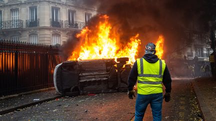 Une voiture brûle avenue Foch, à Paris, le 1er décembre 2018, jour de mobilisation des "gilets jaunes". (KARINE PIERRE / HANS LUCAS / AFP)