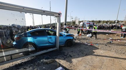 Les secours interviennent à Jérusalem-Est, sur le site où une voiture a renversé des passants, tuant deux personnes, le 10 février 2023. (AHMAD GHARABLI / AFP)