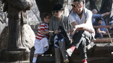 Les parents mod&egrave;les, le retour. Gwen Stefani (C), Gavin (D) et le petit Kingston sont donc all&eacute;s p&ecirc;cher le week-end dernier! Oui, p&ecirc;cher. Des poissons. Si, si... (WENN / SIPA)