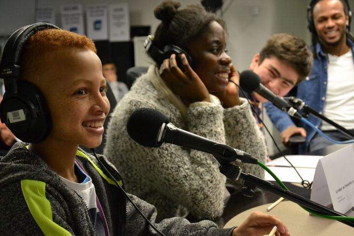 Lors de l'enregistrement de l'émission, les élèves ont pu écouter chanter Anas Séguin et partager leurs réactions. (ESTELLE FAURE / FRANCEINFO)