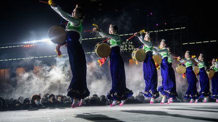 Sur la place Kim Il Sung, à Pyongyang, les Nord-coréens ont assisté à un spectable de danse à l'occasion du passage à la nouvelle année, jeudi 31 décembre 2020.&nbsp; (KIM WON JIN / AFP)