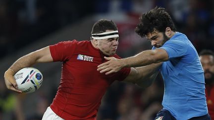 Le talonneur fran&ccedil;ais Guilhem Guirado repousse l'Italien McLean, lors du match France-Italie, le 19 septemebre 2015 &agrave; Twickenham, &agrave; Londres (Royaume-uni). (ADRIAN DENNIS / AFP)