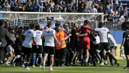 Échauffourées lors du match de football opposant les Corses aux Lyonnais à Bastia, le 16 avril 2017 (PASCAL POCHARD-CASABIANCA / AFP)