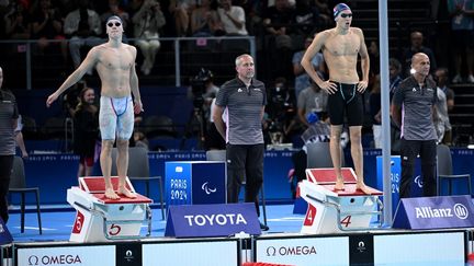 Alex et Kylian Portal, avant la finale du 400 m nage libre des Jeux paralympiques de Paris, le 31 août 2024, à la Défense Arena. (HAHN LIONEL / KMSP)