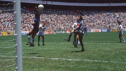 La fameuse "main de Dieu", le but inscrit contre l'Angleterre en quart de finale de la Coupe du monde 1986 par Diego Maradona. (DPA/AFP)