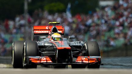 Le pilote Lewis Hamilton au volant de sa Formule 1 en Hongrie, le 28 juillet 2012. (DIMITAR DILKOFF / AFP)