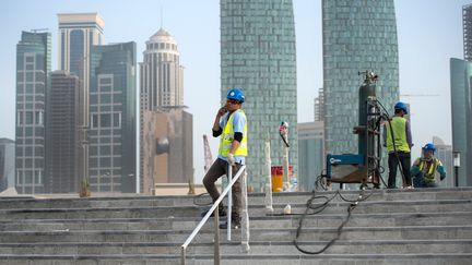 Des ouvriers sur un chantier de construction, &agrave; Doha, au Qatar, le 10 mars 2015.&nbsp; (  MAXPPP)